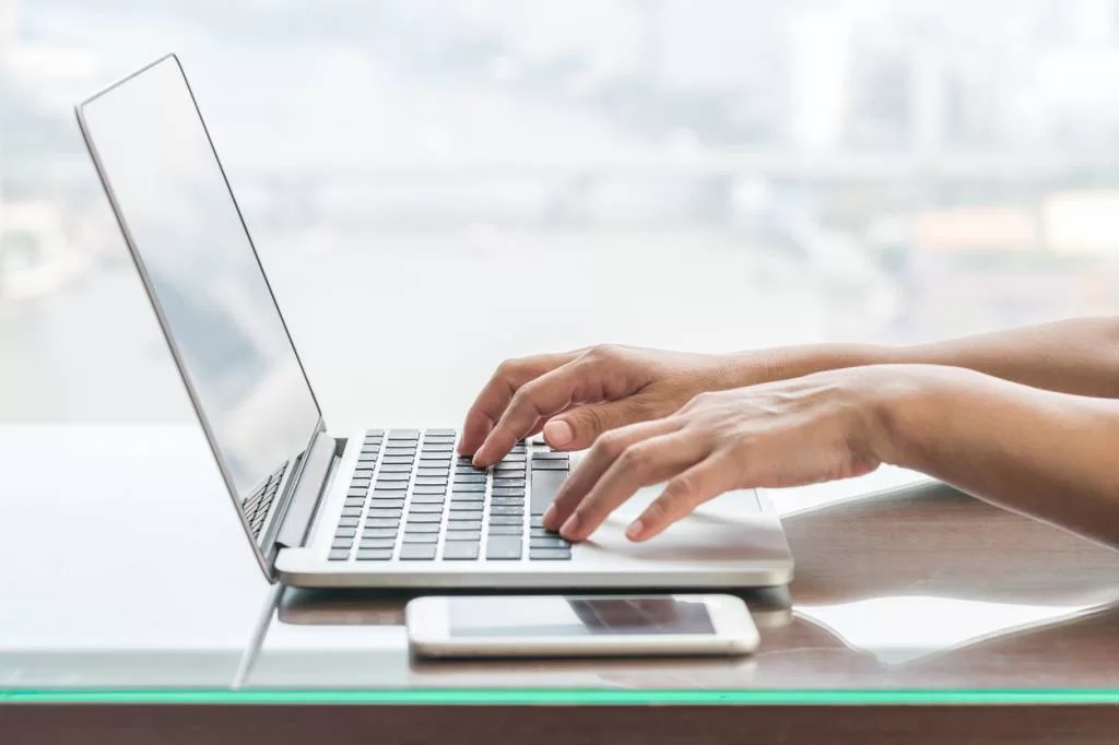 write on the laptop