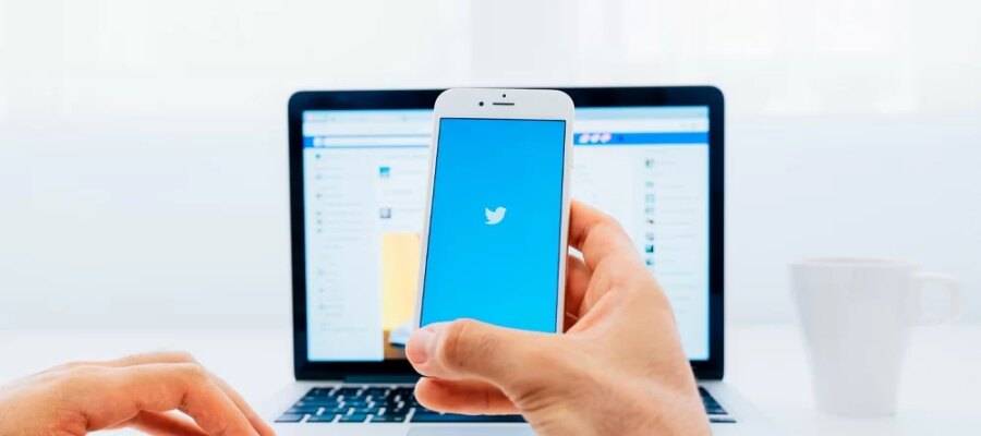smartphone with Twitter