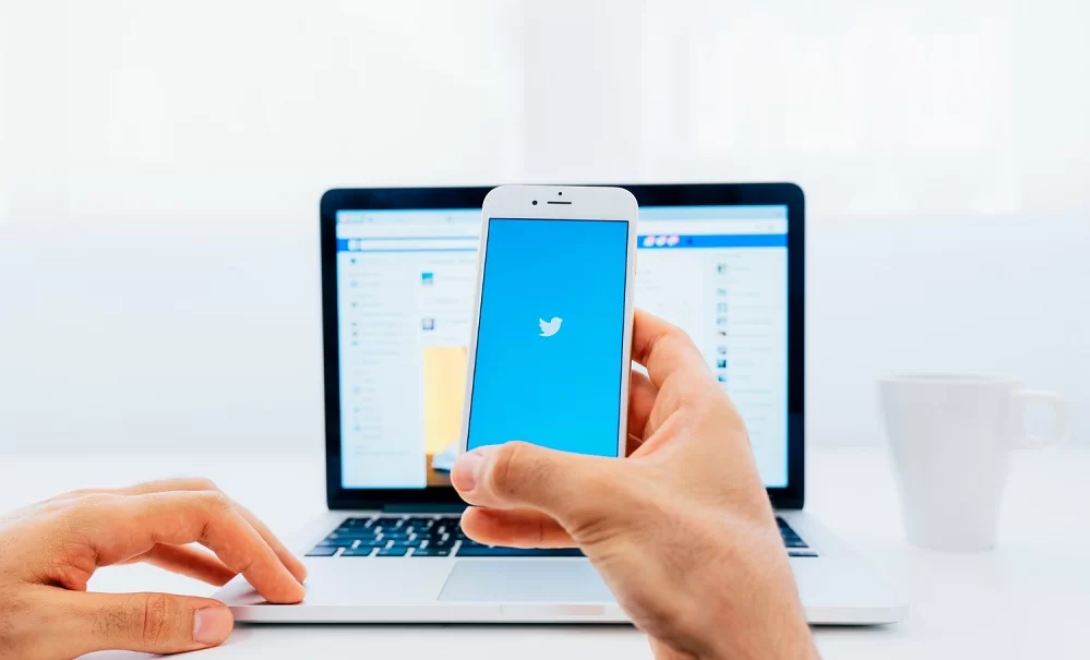 smartphone with Twitter